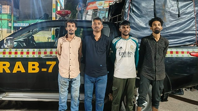 চট্টগ্রামে ছুরিকাঘাতে যুবক খুন: মূলহোতাসহ ৪ জন গ্রেপ্তার