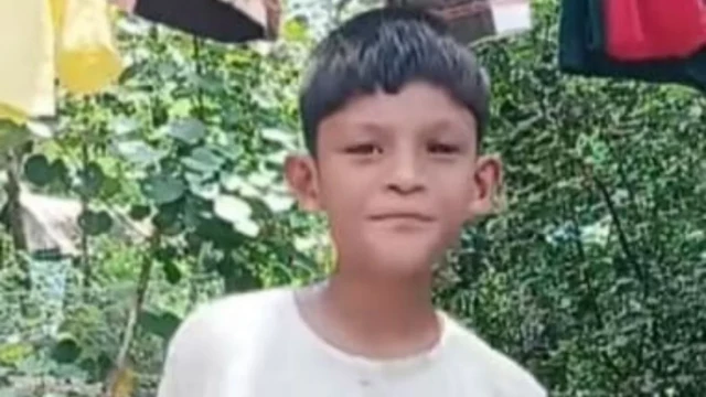 চট্টগ্রামে বিদ্যুতের ছেঁড়া তারে এক ঘণ্টা আটকে মারা গেল কিশোর