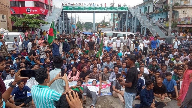 চবি শিক্ষার্থীদের মহাসড়ক অবরোধ, কয়েক কিলোমিটার যানজট