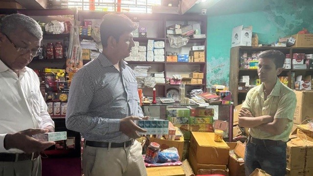 ৩৭০ টাকার সিগারেট ৪০০ টাকায় বিক্রি, ২০ হাজার টাকা জরিমানা