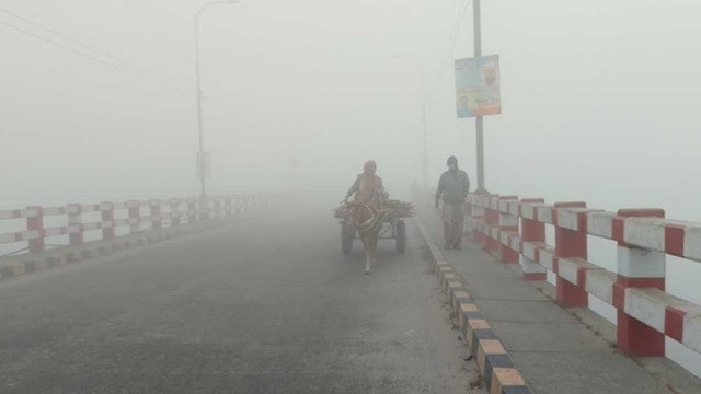 ঘন কুয়াশা ও ঠান্ডায় বিপর্যস্ত কুড়িগ্রামের জনজীবন