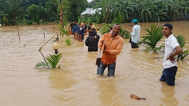 কুমিল্লায় পানিবন্দি কয়েকশ পরিবার, সরিয়ে নেওয়া হচ্ছে মালামাল