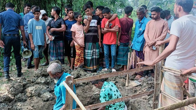 আড়াই মাস পর আন্দোলনে নিহত রিফাতের মরদেহ উত্তোলন