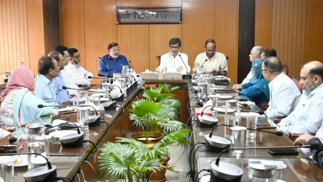 সরকারপ্রধান দেশের সার্বিক কার্যক্রম সম্পর্কে অবগত আছেন