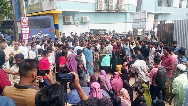 রোহিঙ্গা ক্যাম্পে শিক্ষকদের আন্দোলন থেকে আটক ২০, থানা ফটকে বিক্ষোভ