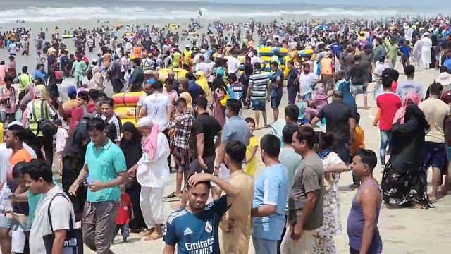 পূজার ছুটি শুরুর আগেই কক্সবাজারে পর্যটকদের ভিড়