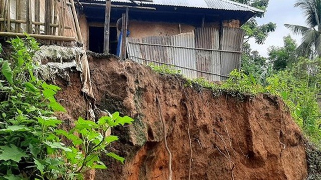 কক্সবাজারে পাহাড় ধসে একই পরিবারের ৩ জনের মৃত্যু