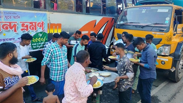 ৪ ঘণ্টা ধরে অবরোধ, সড়কেই রান্না করে খাচ্ছেন পর্যটকরা