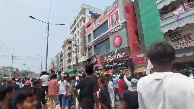 কক্সবাজারে কেএফসি-পিৎজা হাটে ভাঙচুর