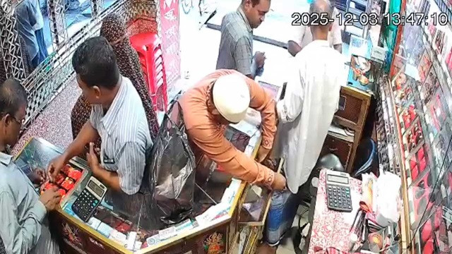উখিয়ায় জুয়েলার্সের দোকানে কৌশলে প্রকাশ্যে স্বর্ণ চুরি