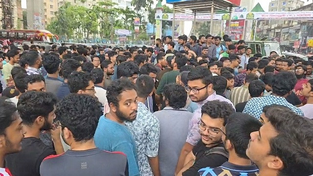 তিন দফা দাবিতে চট্টগ্রামে চুয়েট শিক্ষার্থীদের বিক্ষোভ