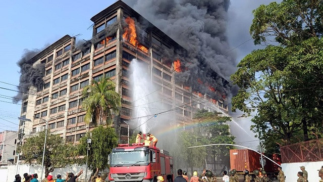 দাউ দাউ করে জ্বলছে আগুন, ভবন ধসে পড়ার আশঙ্কা