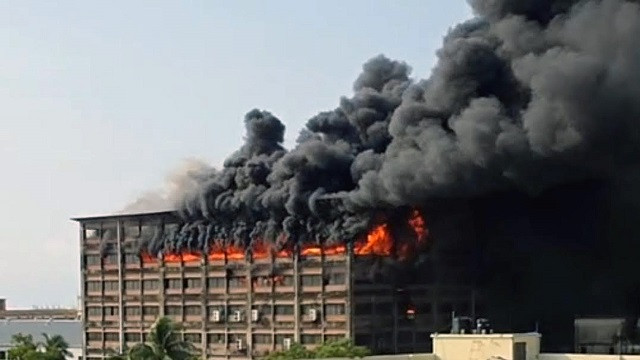 চট্টগ্রাম ইপিজেডে পোশাক কারখানায় ভয়াবহ আগুন, নিয়ন্ত্রণে ৪ ইউনিট