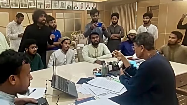 আপনাকে আমরা বসিয়েছি, নিজের যোগ্যতায় আসেননি