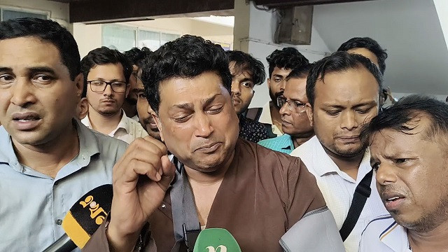 প্রশাসনের সহায়তা না পেয়ে কাঁদলেন চবির উপ-উপাচার্য