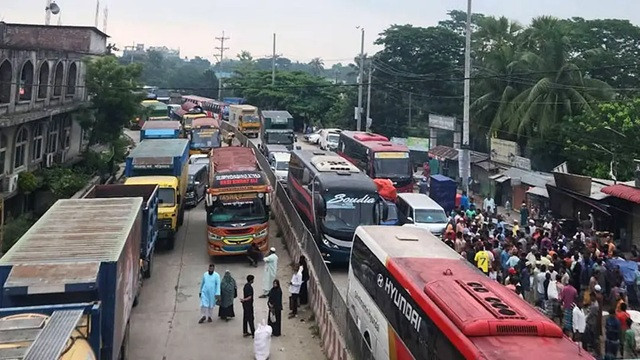 ঢাকা-চট্টগ্রাম মহাসড়কের কুমিল্লা অংশে ১৫ কিলোমিটার যানজট