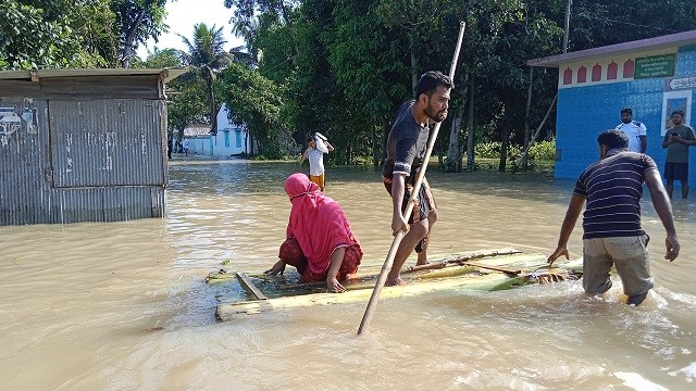 ‘কোনোরকমে এক কাপড়ে বের হয়ে আশ্রয়কেন্দ্রে আসি’