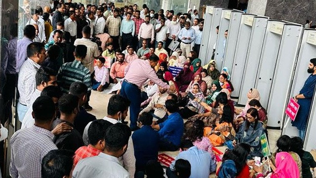 চার দাবিতে সব কর ও কাস্টমস অফিসে পূর্ণাঙ্গ কর্মবিরতি চলছে