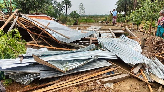 ২০ মিনিটের ঝড়ে লন্ডভন্ড সিংড়া