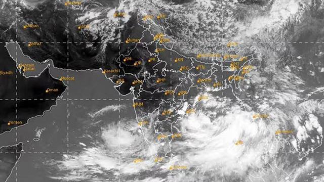 ধেয়ে আসছে ঘূর্ণিঝড় রেমাল, ভারতের চার রাজ্যে রেড অ্যালার্ট জারি