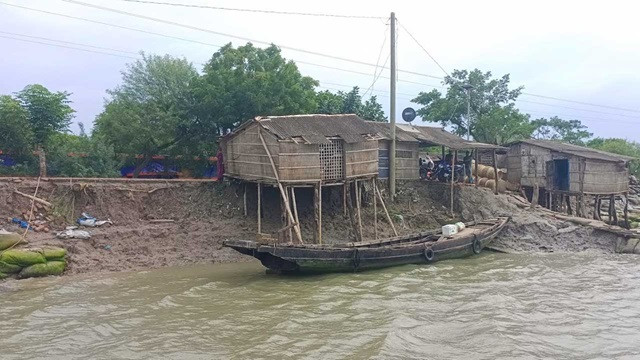 ঝুঁকিপূর্ণ বেড়িবাঁধ নিয়ে চরম দুশ্চিন্তায় সাতক্ষীরা উপকূলের মানুষ