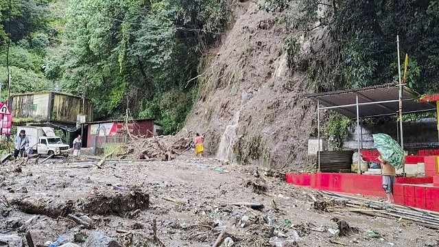 দার্জিলিংয়ে ব্যাপক বর্ষণ-পাহাড়ধস : নিহত ২০, আটকা বহু পর্যটক