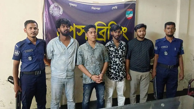 যশোর থেকে গ্রেপ্তার শীর্ষ সন্ত্রাসী ডেভিড ইমনকে নেওয়া হচ্ছে চট্টগ্রামে