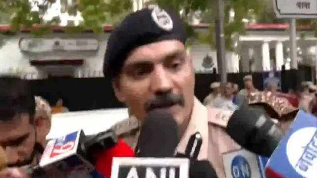 রাহুল-প্রিয়াঙ্কাদের আটকের কারণ জানাল পুলিশ