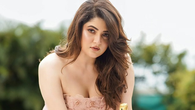 বোল্ড লুকে শ্রাবন্তী, জানালেন সুখে থাকার রহস্য