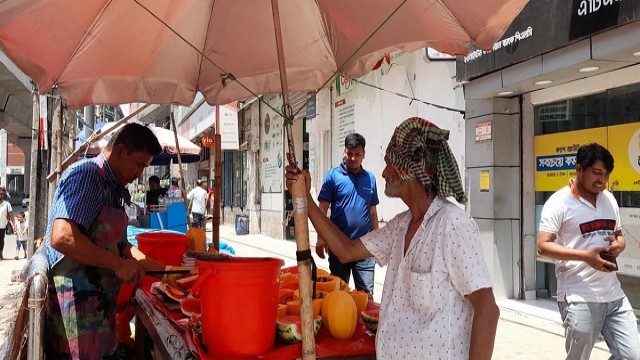 দাবদাহে পুড়ছে দেশ, ঘরে-বাইরে কোথাও নেই স্বস্তি