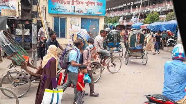 ঈদ করতে গ্রামে ছুটছে মানুষ, ফাঁকা হচ্ছে ঢাকা