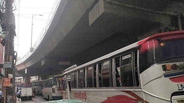 সকাল থেকে ঝুম বৃষ্টি, ভয়াবহ যানজটের কবলে রাজধানীবাসী