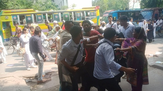 ঢাকা কলেজ ও আইডিয়াল কলেজের শিক্ষার্থীদের মধ্যে হাতাহাতি