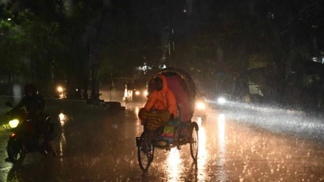 ঢাকাসহ ১২ জেলায় ৮০ কিমি বেগে ঝড়ের হুঁশিয়ারি