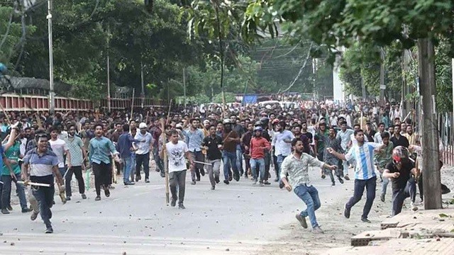 আতঙ্কে হল ছাড়ছেন শিক্ষার্থীরা