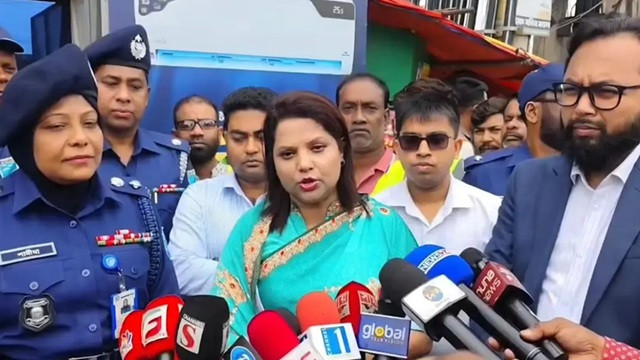 অতিরিক্ত ভাড়া আদায় ঠেকাতে হঠাৎ বাসস্ট্যান্ড পরিদর্শনে ডিসি ফরিদা