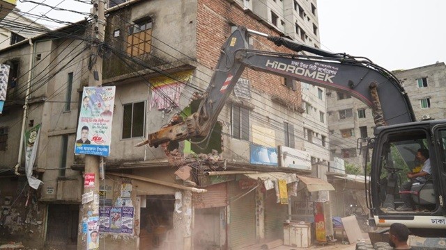 রাস্তার উপরে থাকা ২৫টি দোকান ও ৬টি বহুতল ভবন ভেঙে দিয়েছে ডিএনসিসি