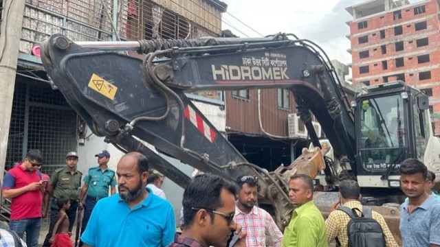 ভেঙে দেওয়া হচ্ছে সাদিক অ্যাগ্রো ফার্ম