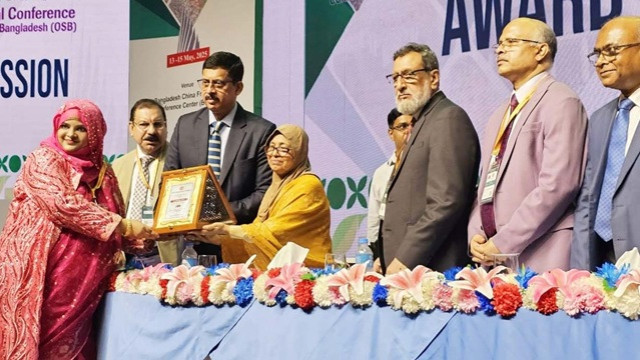 চোখের চিকিৎসায় শ্রেষ্ঠত্বের স্বীকৃতি পেলেন ১৭ চিকিৎসক