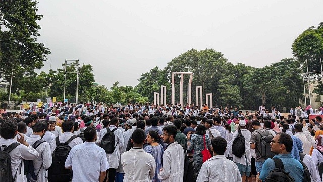 তিন দফা দাবিতে শহীদ মিনারে জড়ো হচ্ছেন চিকিৎসকরা