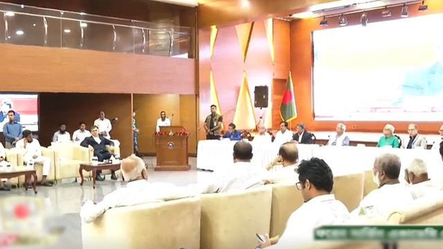 রাজনৈতিক দলগুলোর সঙ্গে বৈঠকে প্রধান উপদেষ্টা