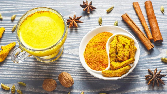 কোমর ব্যথা বাড়ায় ‘ডেস্ক জব’, সামলাতে করণীয়