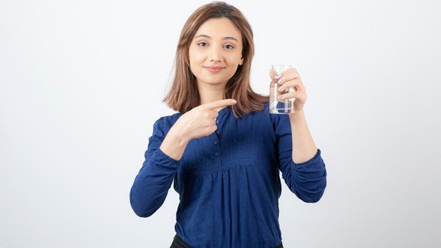 গরমে হাইড্রেটেড থাকতে পানির সঙ্গে কী মেশাবেন