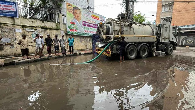 পাম্প দিয়ে রাস্তার পানি সরাচ্ছে দক্ষিণ সিটি করপোরেশন