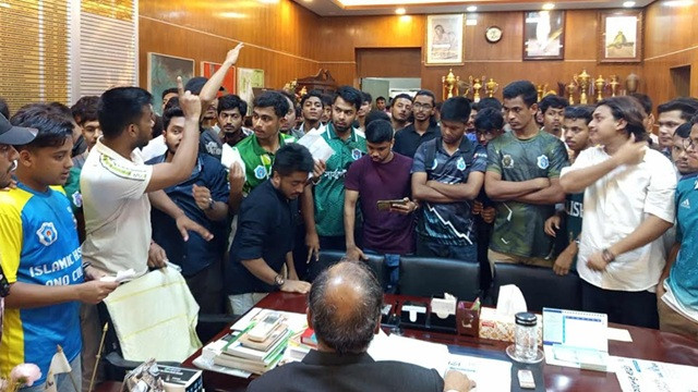৭ কলেজ শিক্ষার্থীদের ৯ দাবি, পরীক্ষা চায় অন্তর্বর্তী প্রশাসনের অধীনে