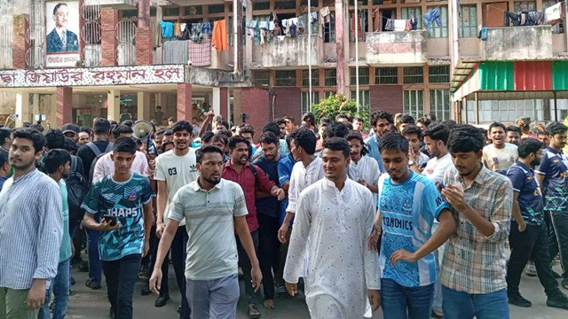হাইকোর্ট না ডাকসু? স্লোগানে উত্তাল ঢাবি