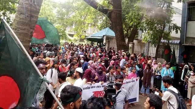 সকাল-সন্ধ্যা সর্বাত্মক ‘বাংলা ব্লকেড’ শুরু ঢাবি শিক্ষার্থীদের