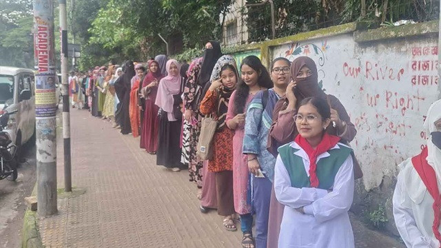 ডাকসু নির্বাচন: ভোট কেন্দ্রে নারী শিক্ষার্থীদের দীর্ঘ লাইন