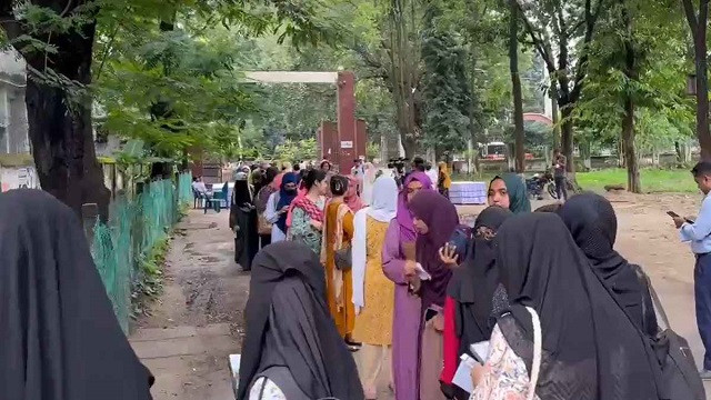 ডাকসুর ভোটে হঠাৎই বৃষ্টির বাগড়া, প্রার্থীদের কপালে চিন্তার ভাঁজ