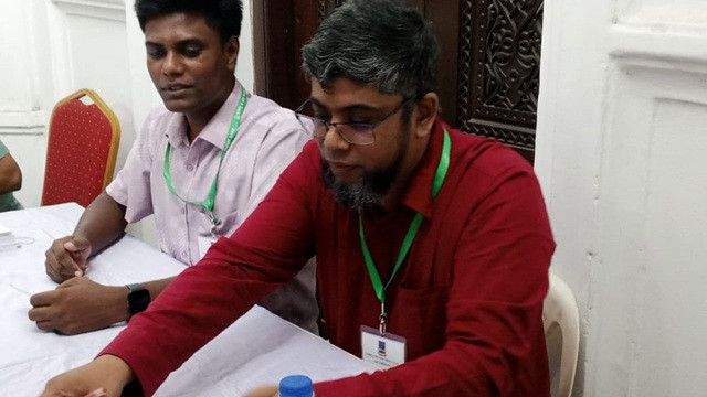আগে পূরণ করা ব্যালট দেওয়ার অভিযোগ